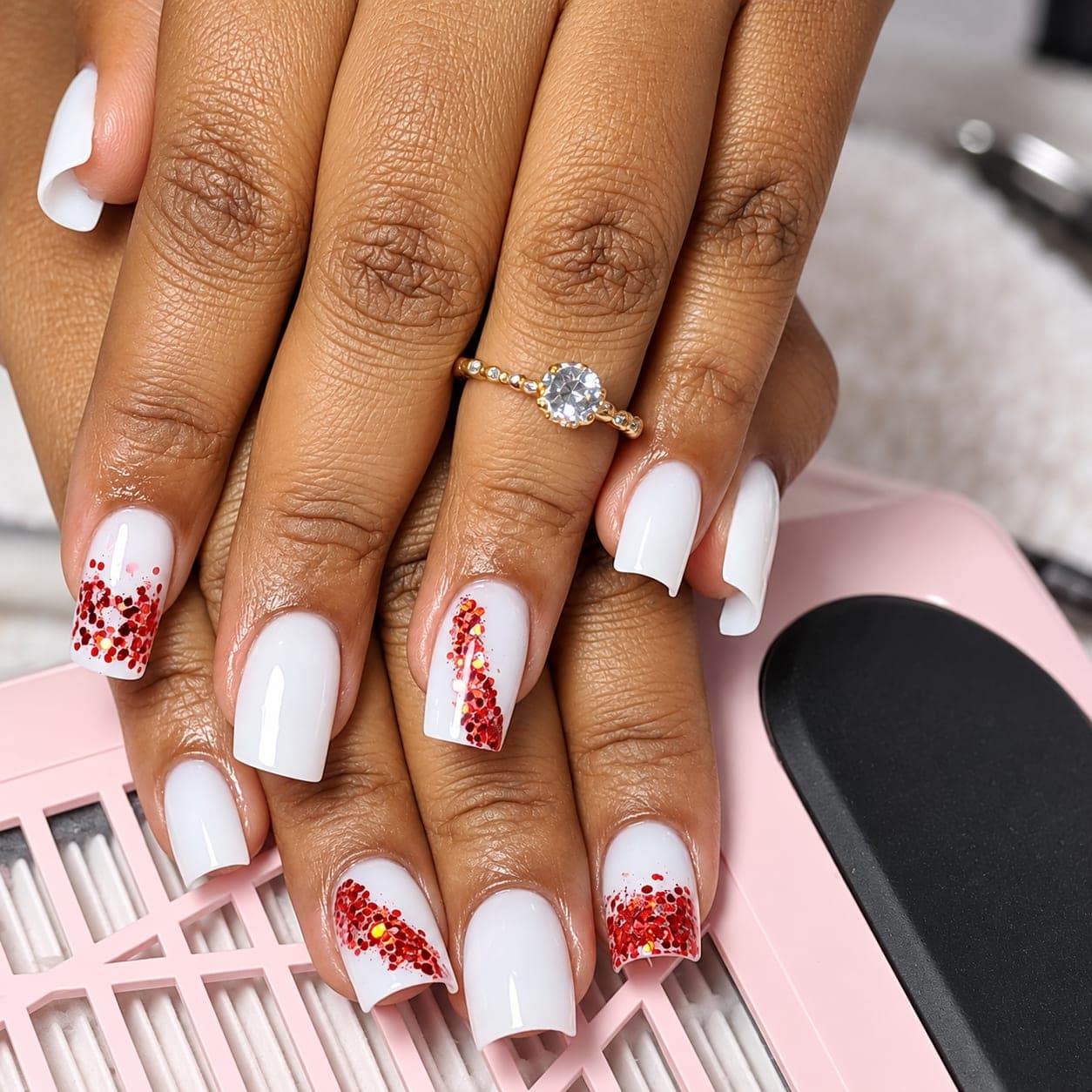 Unhas em gel brancas com detalhes em glitter vermelho