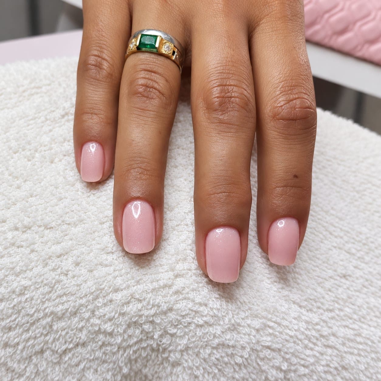 Unhas curtas com banho de gel nude rosado e brilho intenso